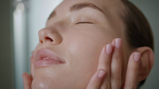 Frische, Glow und sanfte Verjüngung: Die perfekte Pflegeroutine für Mamas